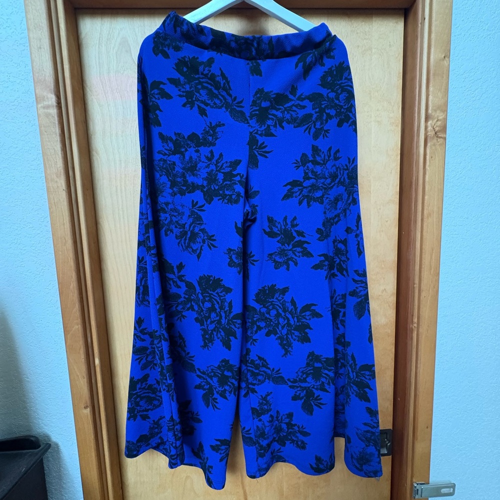 The Pyramid Collection Blue and Black Patterned wide leg flowy pants